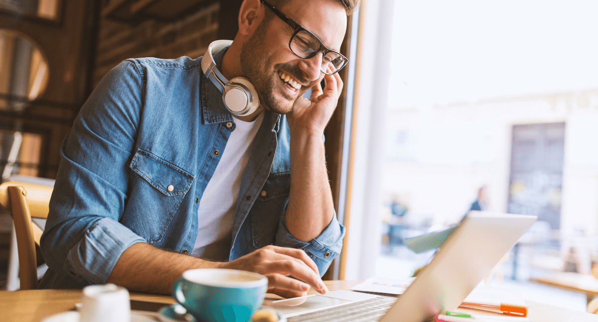 Freelance employee working in a coffee shop