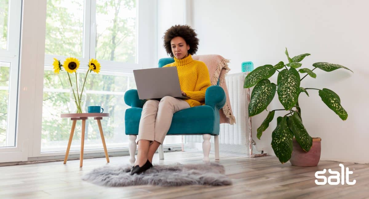Freelancer working from home with the help of Salt's recommended apps for freelancers 2022